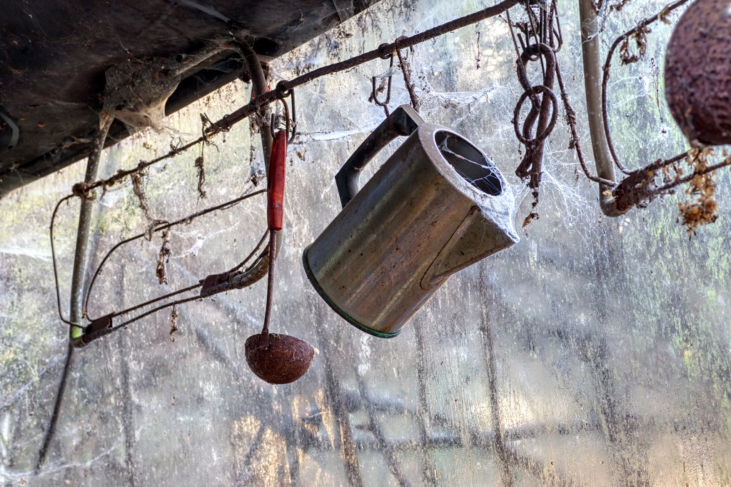HDR urbex Lost in the Woods lada 1300 opel kadett trash fitou oldtimer youngtimer bus morgon tractor olielamp vuldop Airco generator belgie